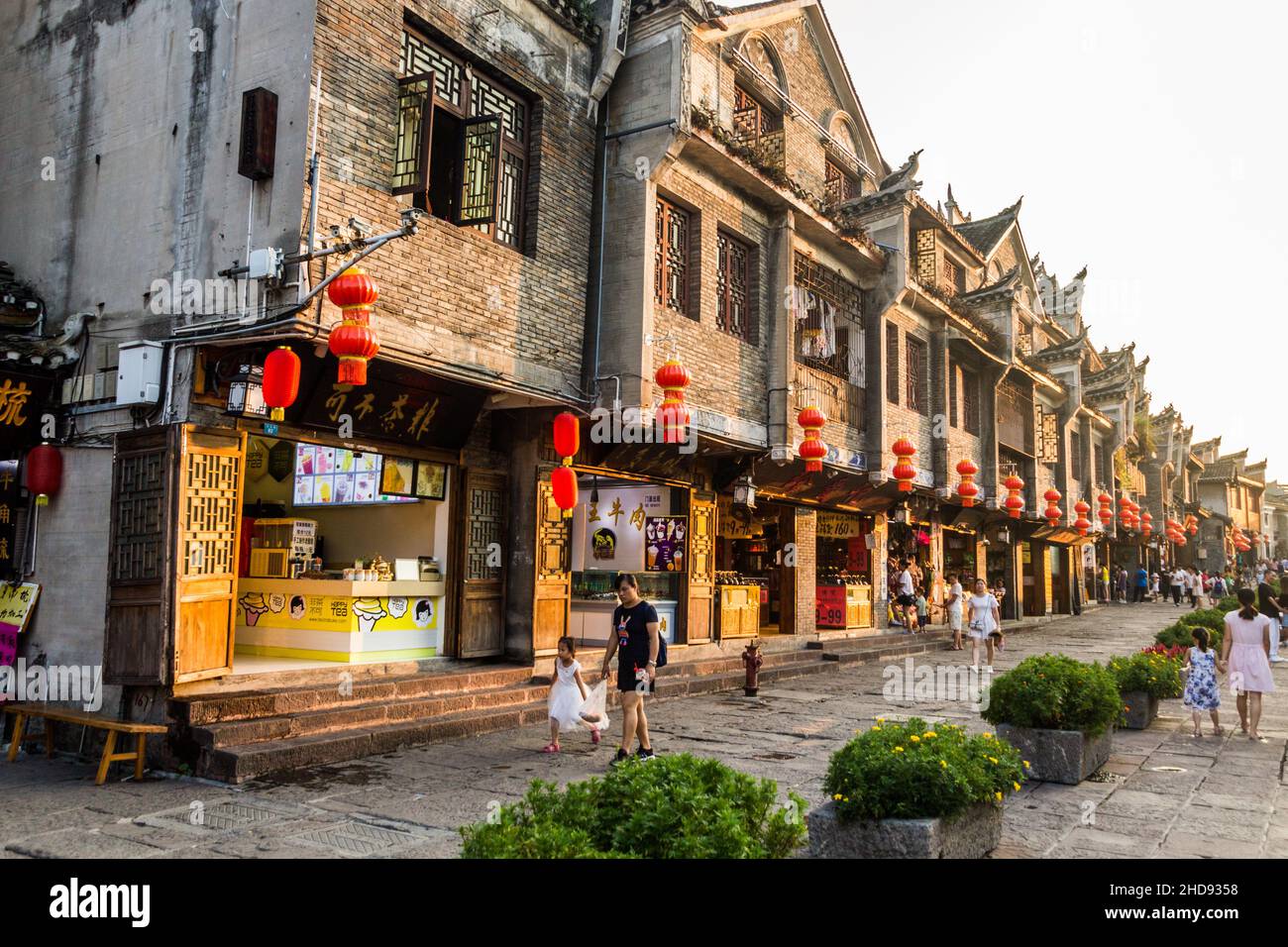 FENGHUANG, CINA - 13 AGOSTO 2018: Strada pedonale acciottolata nell'antica città di Fenghuang, provincia di Hunan, Cina Foto Stock