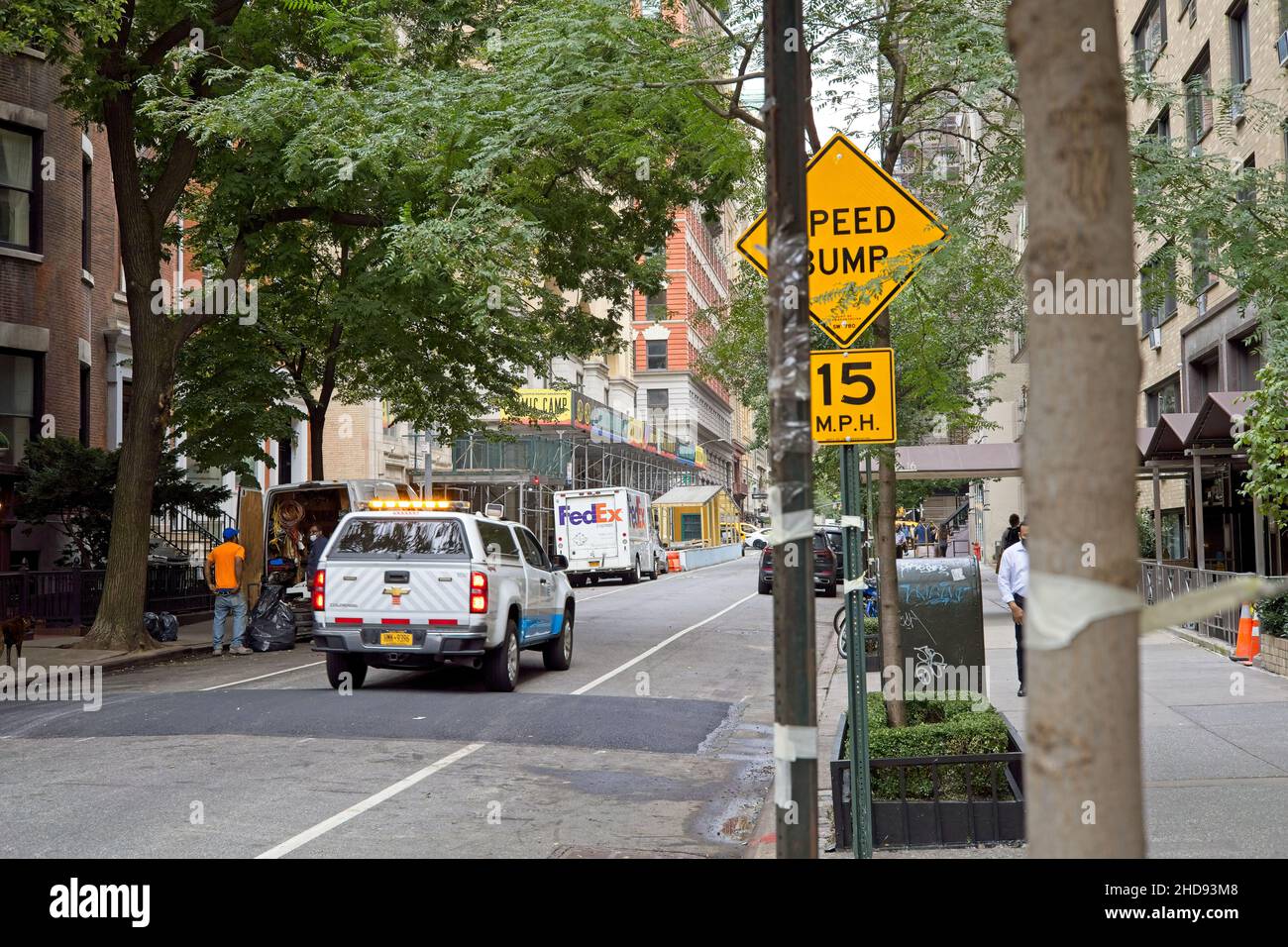 New York, NY, USA - 4 gennaio 2022: Velocità bump su strada residenziale di traversa a Manhattan Foto Stock