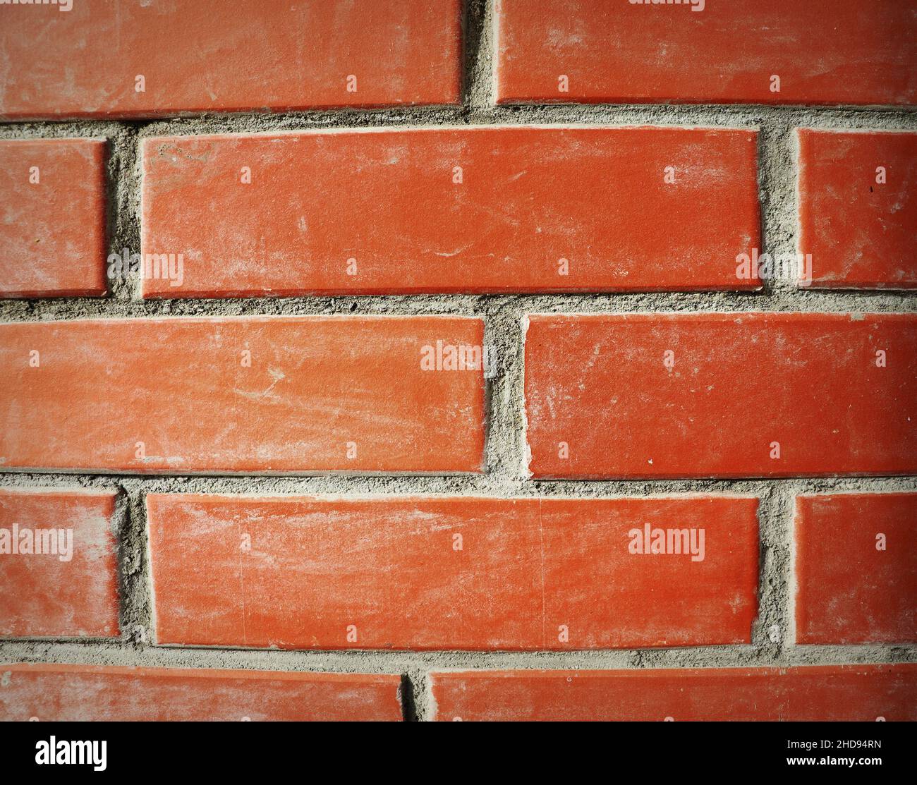 Frammento di muro di mattoni rossi primo piano. La struttura dello sfondo. Modello per un'iscrizione. Mockup per il design. Foto di alta qualità Foto Stock