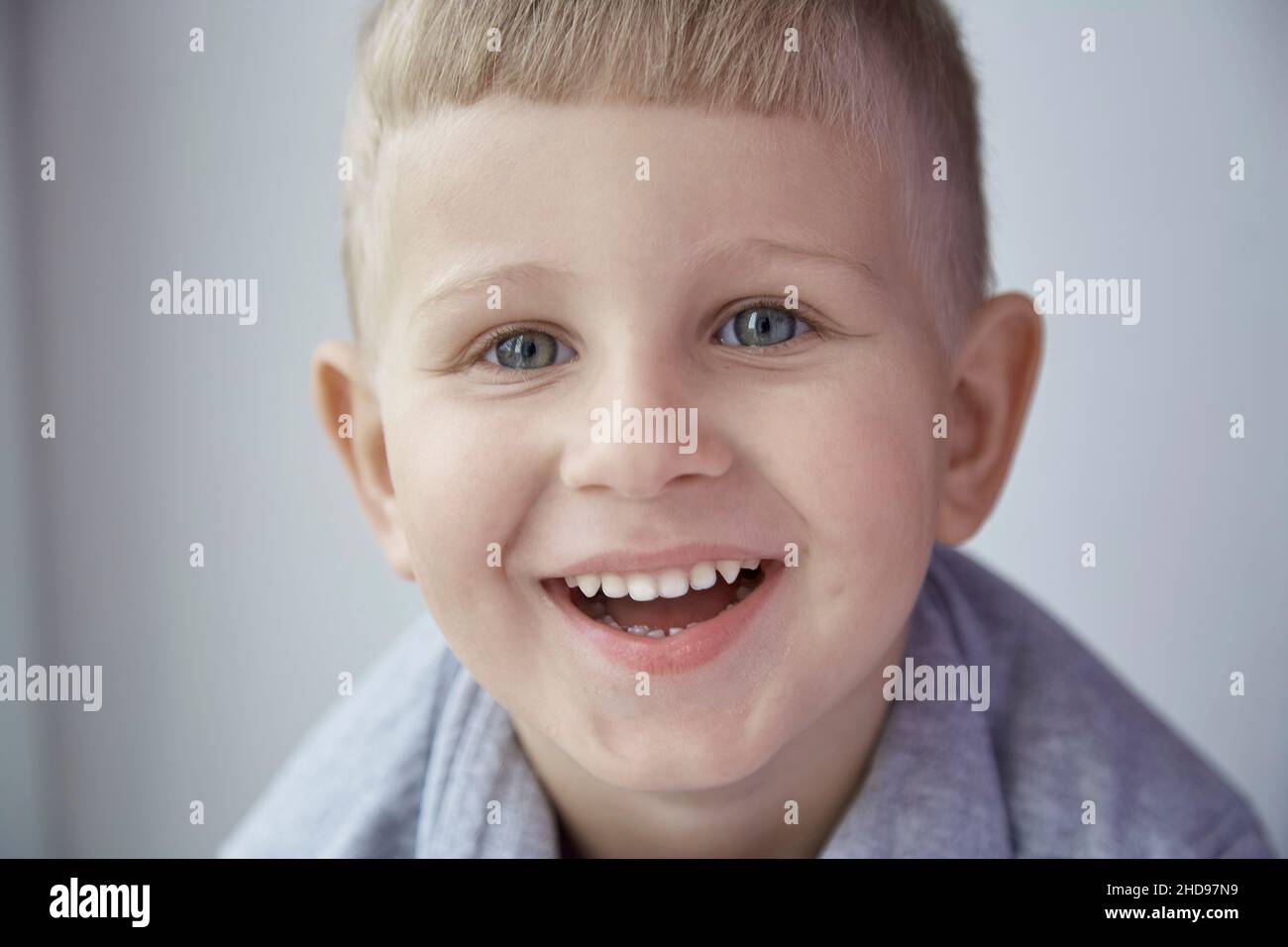 Ritratto di ragazzo sorridente carino guardando la fotocamera da vicino. Infanzia, collage, stomatologia concetto. Espressione felice. Foto di alta qualità Foto Stock