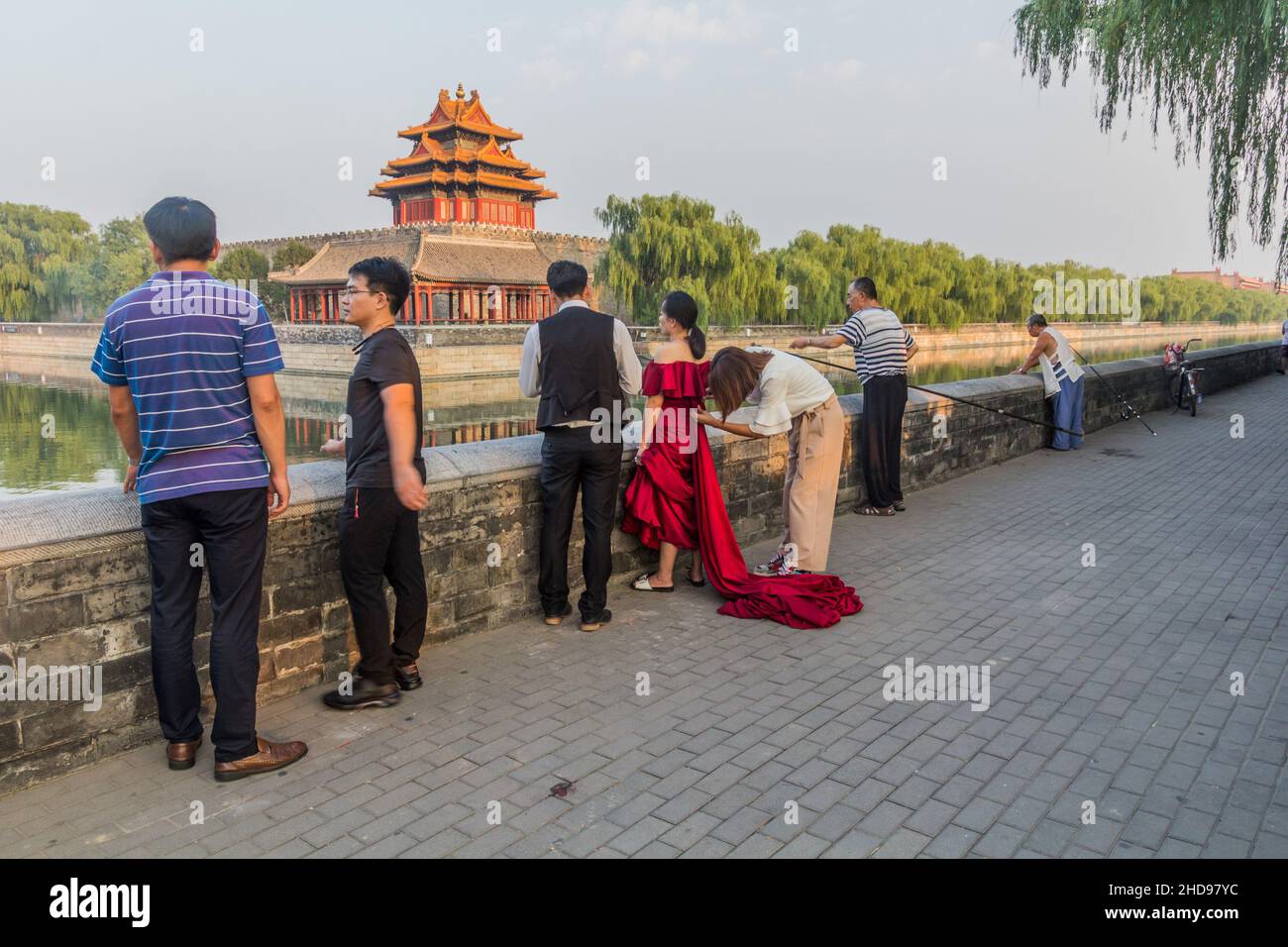 PECHINO, CINA - 28 AGOSTO 2018: Preparazione delle riprese di nozze al fossato della Città Proibita a Pechino, Cina Foto Stock