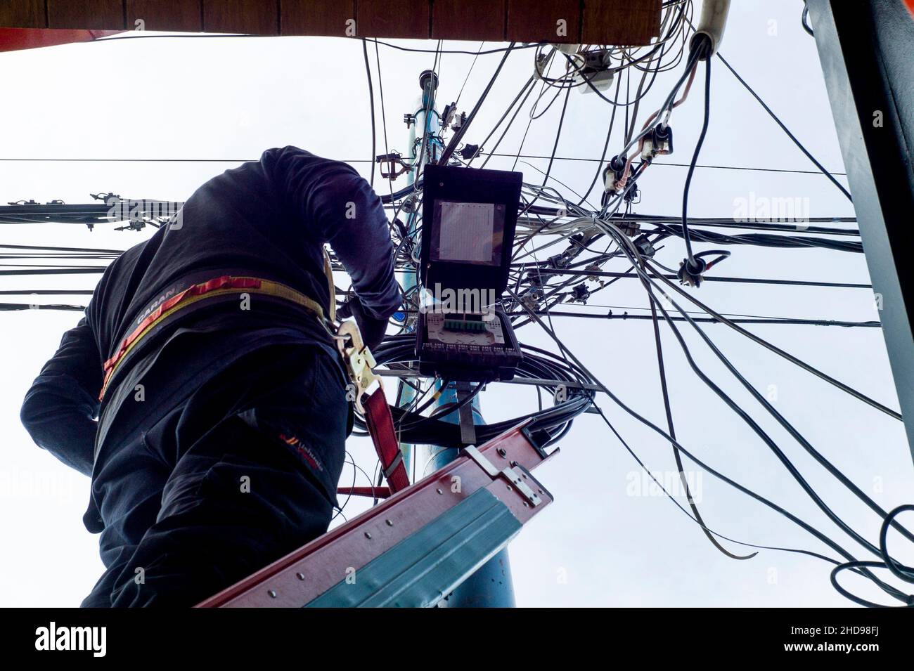 L'ingegnere ripara le linee elettriche nella città di Ushiaia, Argentina, Foto Stock