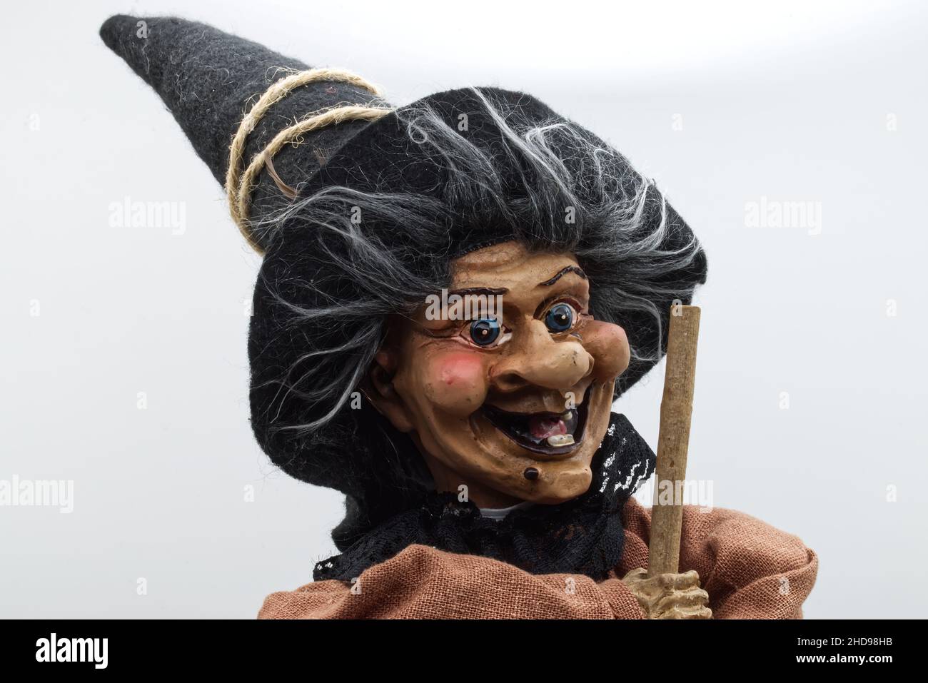 Il Befana su sfondo bianco. Costume da strega tradizionale per il giorno dell'Epifania Italiana. Foto Stock