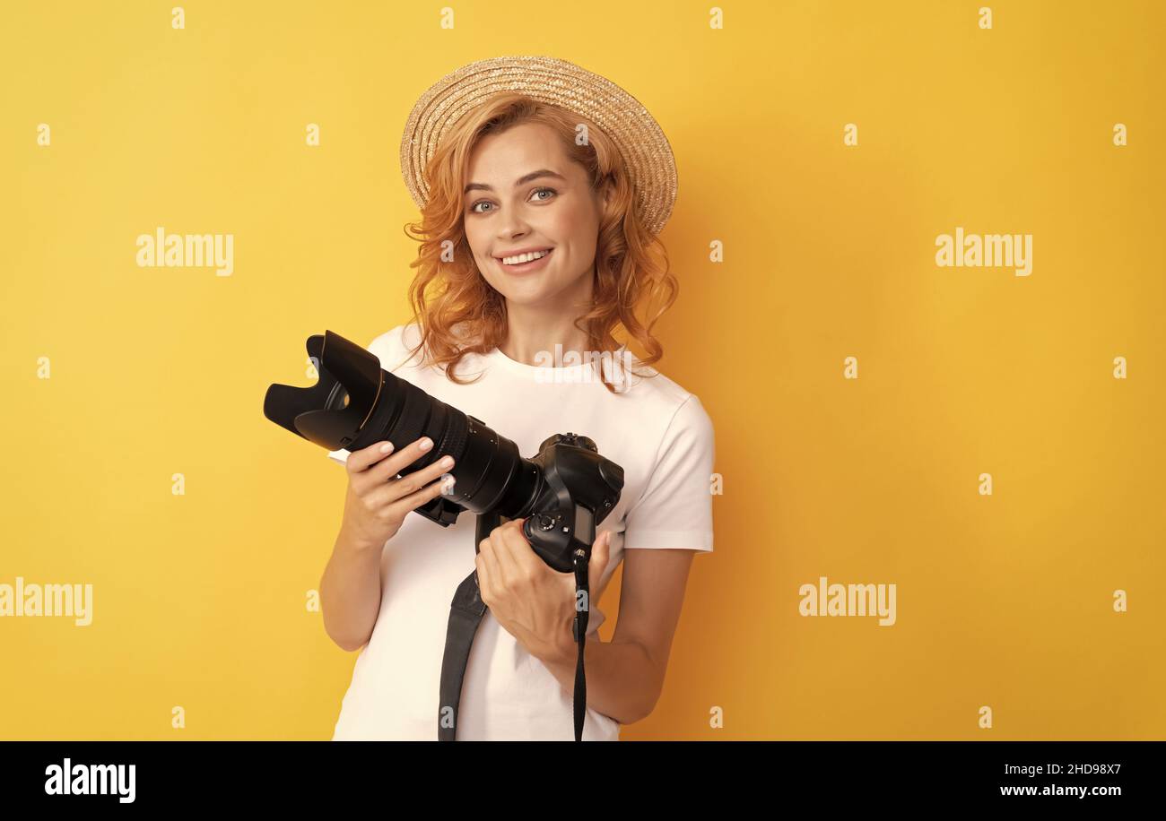 bella donna fotografo con macchina fotografica in paglia cappello fare foto, fotografia Foto Stock