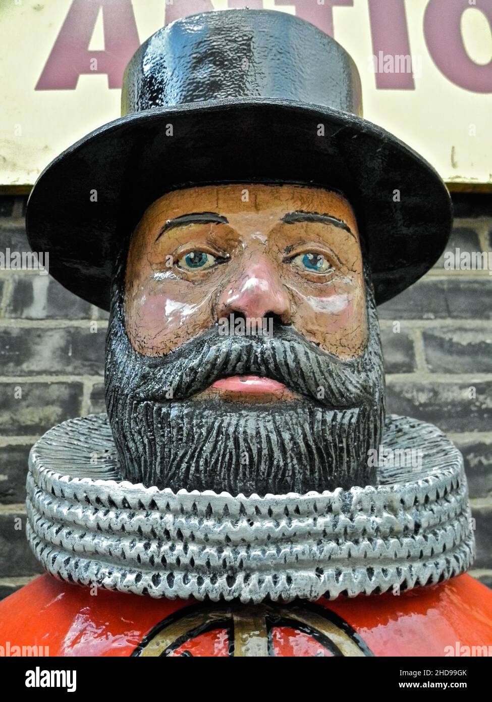 Un colorato modello in legno di vita di una delle Yeomen Warder Beefeaters della Torre di Londra Foto Stock