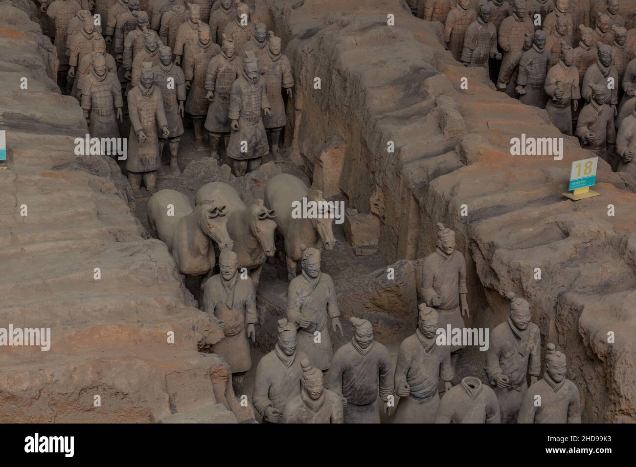 XI'AN, CINA - 6 AGOSTO 2018: Soldati con cavalli nel Pit 1 dell'Esercito dei Guerrieri di Terracotta vicino a Xi'an, provincia di Shaanxi, Cina Foto Stock