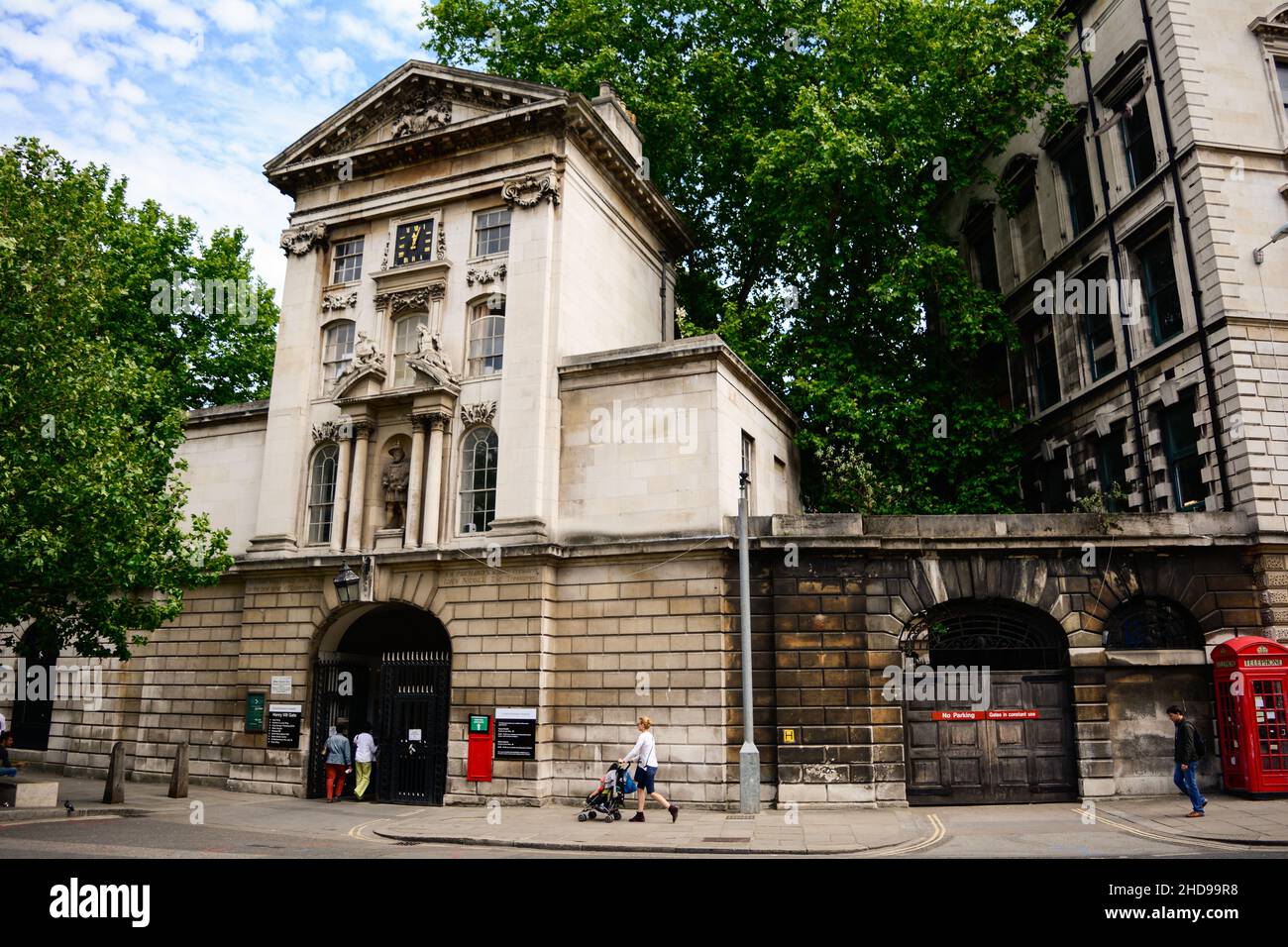 L'ingresso al St. Bartolomeo's Hospital sotto la porta del re Enrico V111 a West Smithfield, Londra, Inghilterra, Regno Unito Foto Stock