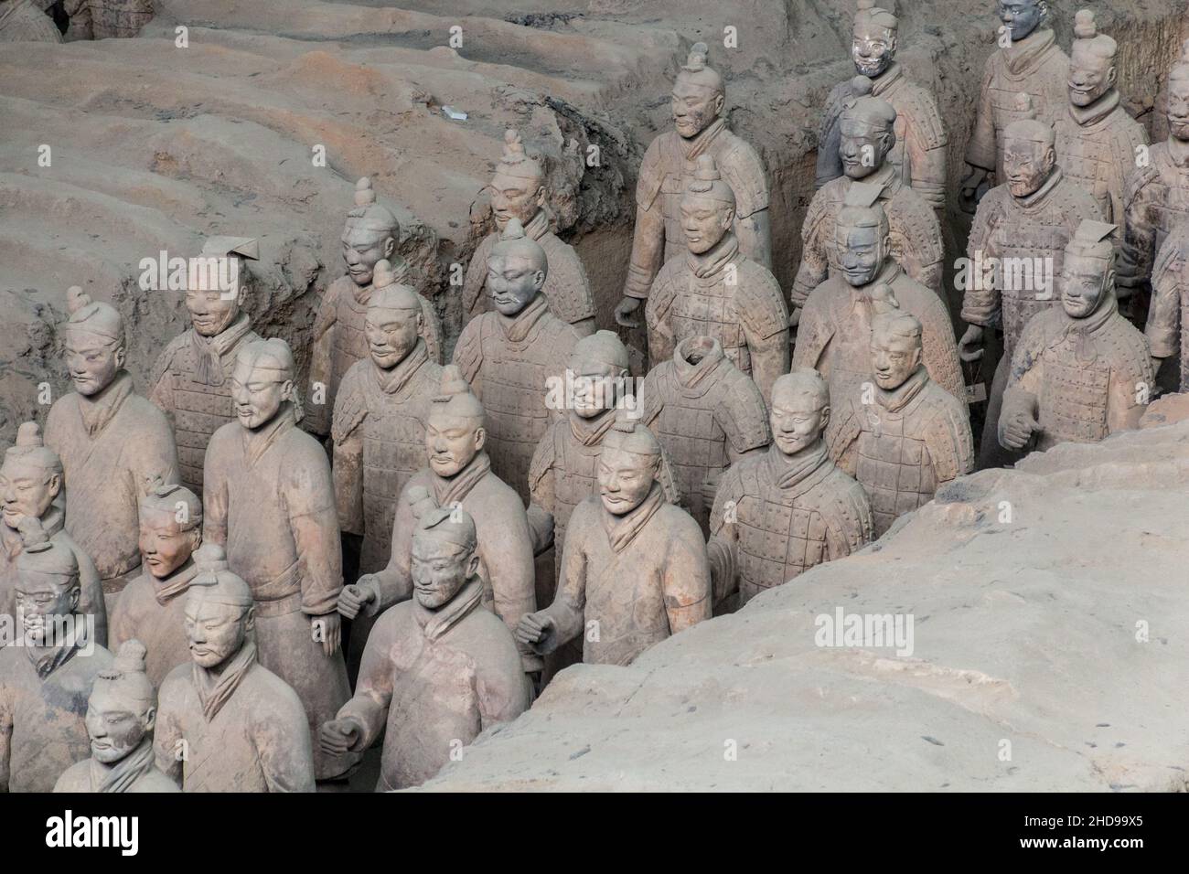 Soldati nel Pit 1 dell'Esercito dei Guerrieri di terracotta nei pressi di Xi'an, provincia di Shaanxi, Cina Foto Stock