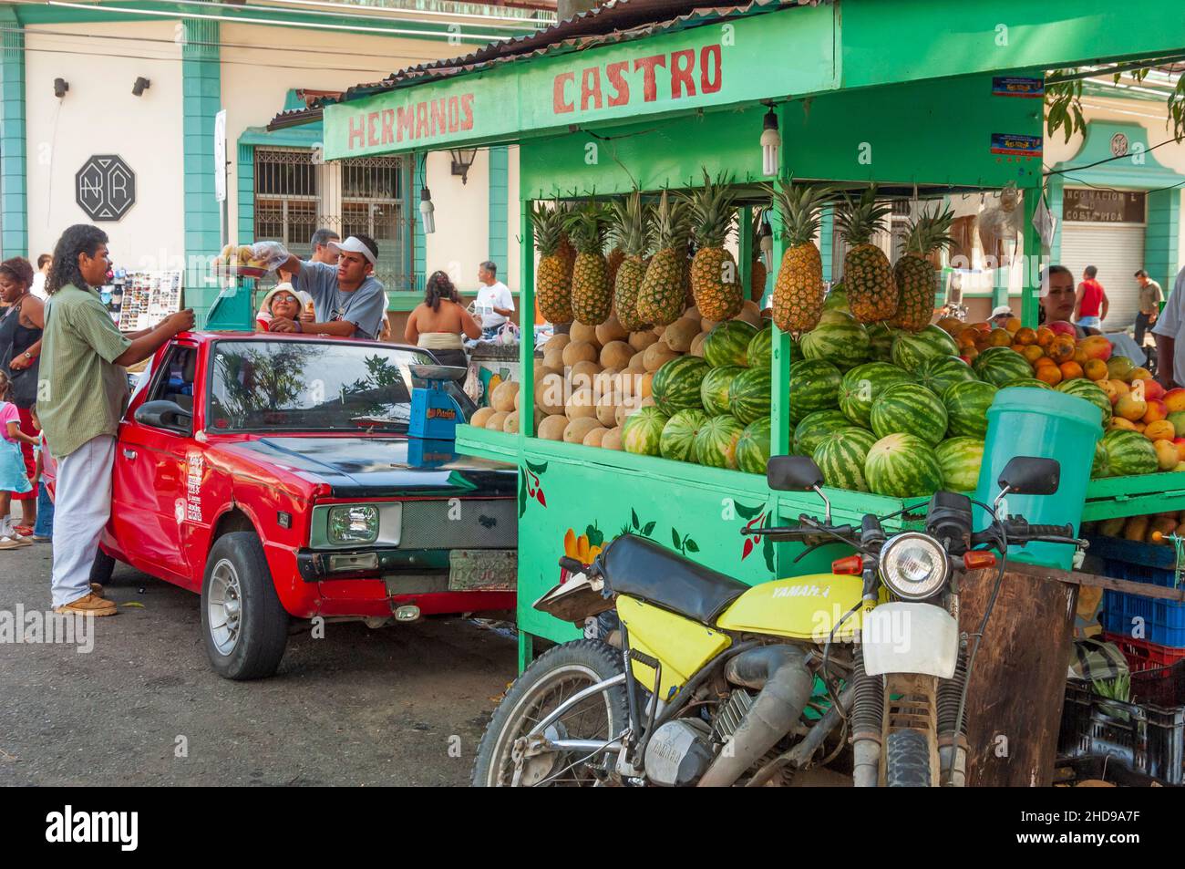 Un mercato di strada nel centro di Puerto Limon, Costa Rica, America Centrale. Foto Stock