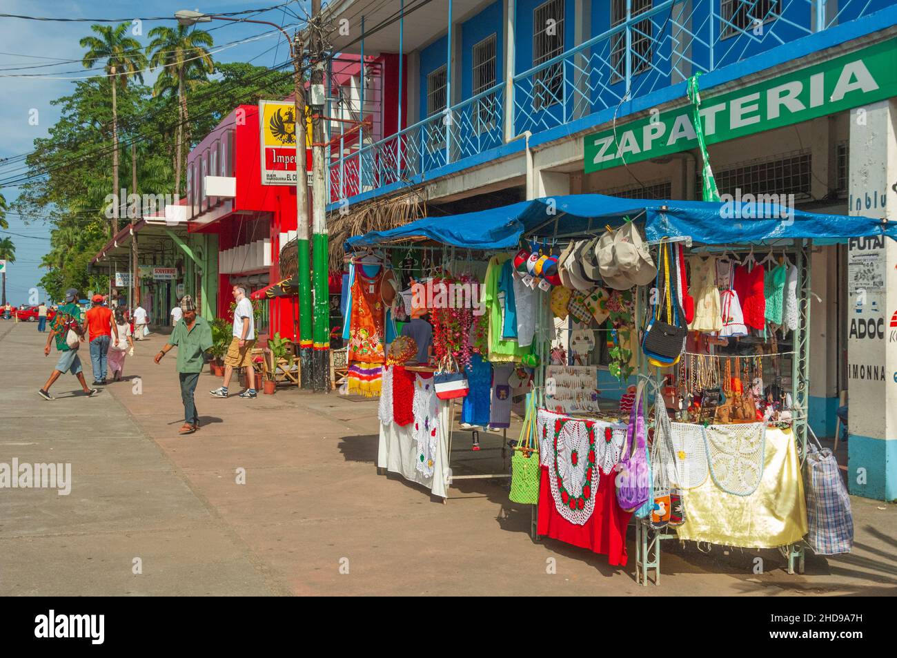 Un mercato di strada nel centro di Puerto Limon, Costa Rica, America Centrale. Foto Stock
