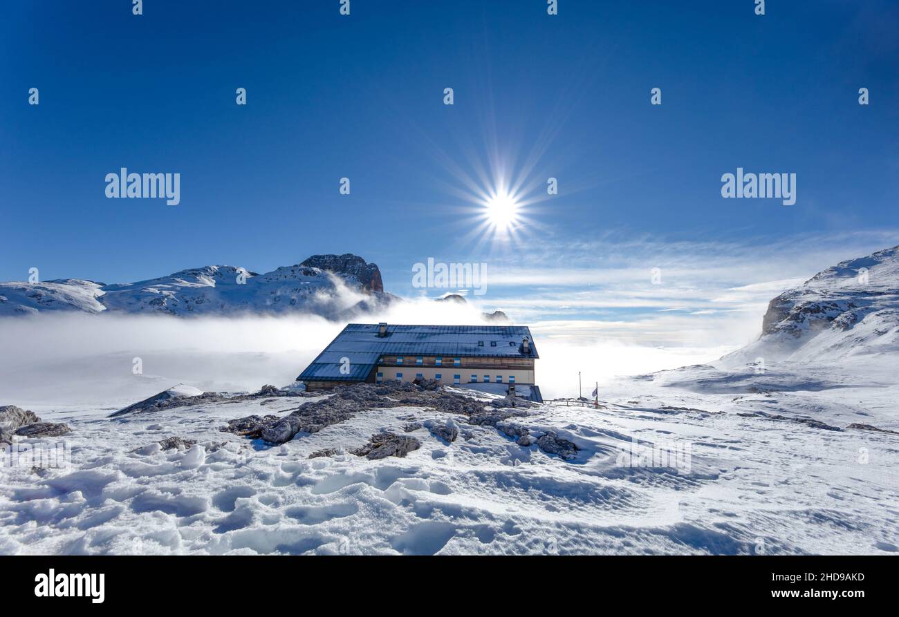 Paesaggio innevato durante la stagione invernale sulle dolomiti in Trentino Alto Adige con Rifugio Rosetta - pale di San Martino a San Martino di Castrozza Foto Stock