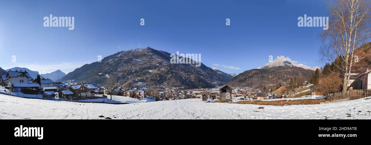 Vista panoramica sulla Valle di Primiero durante il paesaggio invernale e la giornata di sole Foto Stock