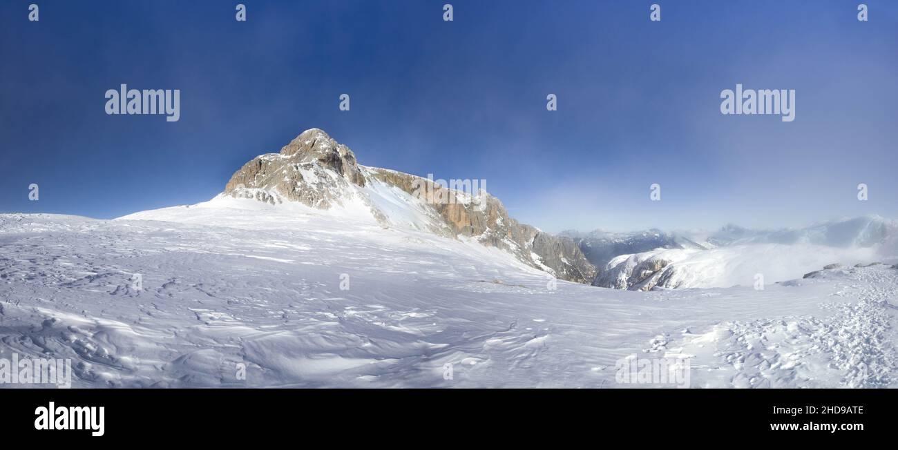 Vista panoramica sul Cimon della pala sulle Dolomiti in Trentino Alto Adige con sfondo blu durante la stagione invernale Foto Stock