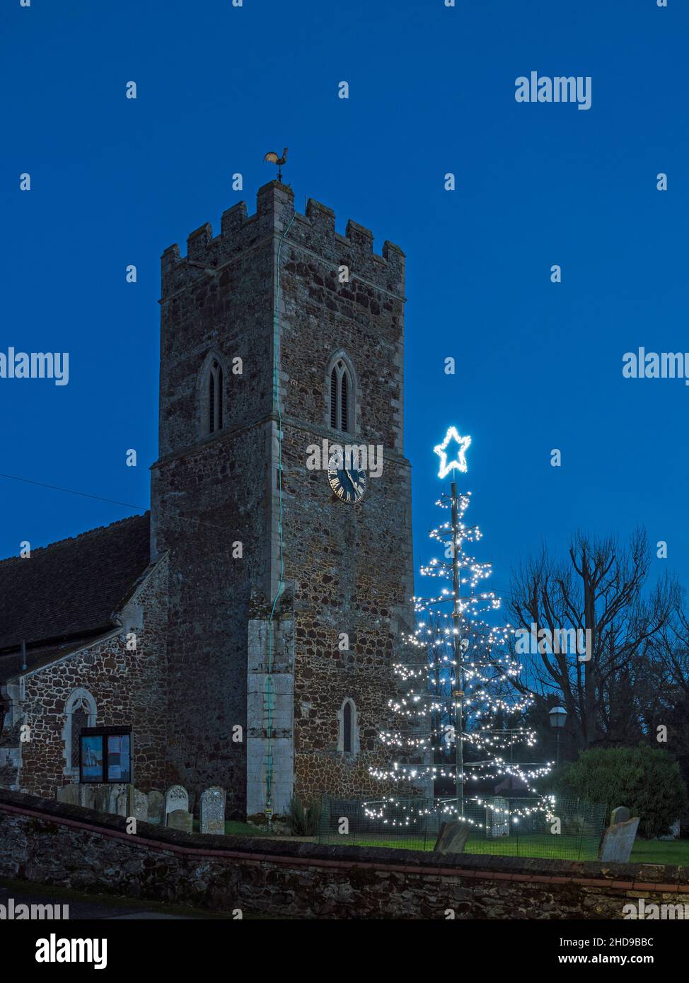 Denver Parish Church di St Mary con albero di Natale di notte, Denver, Norfolk Foto Stock