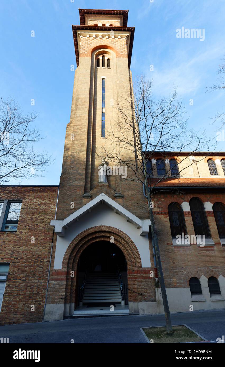 La Chiesa cattolica di Saint-Francois-d'Assise si trova in rue de Mouzaia nel 19th circondario di Parigi. Foto Stock