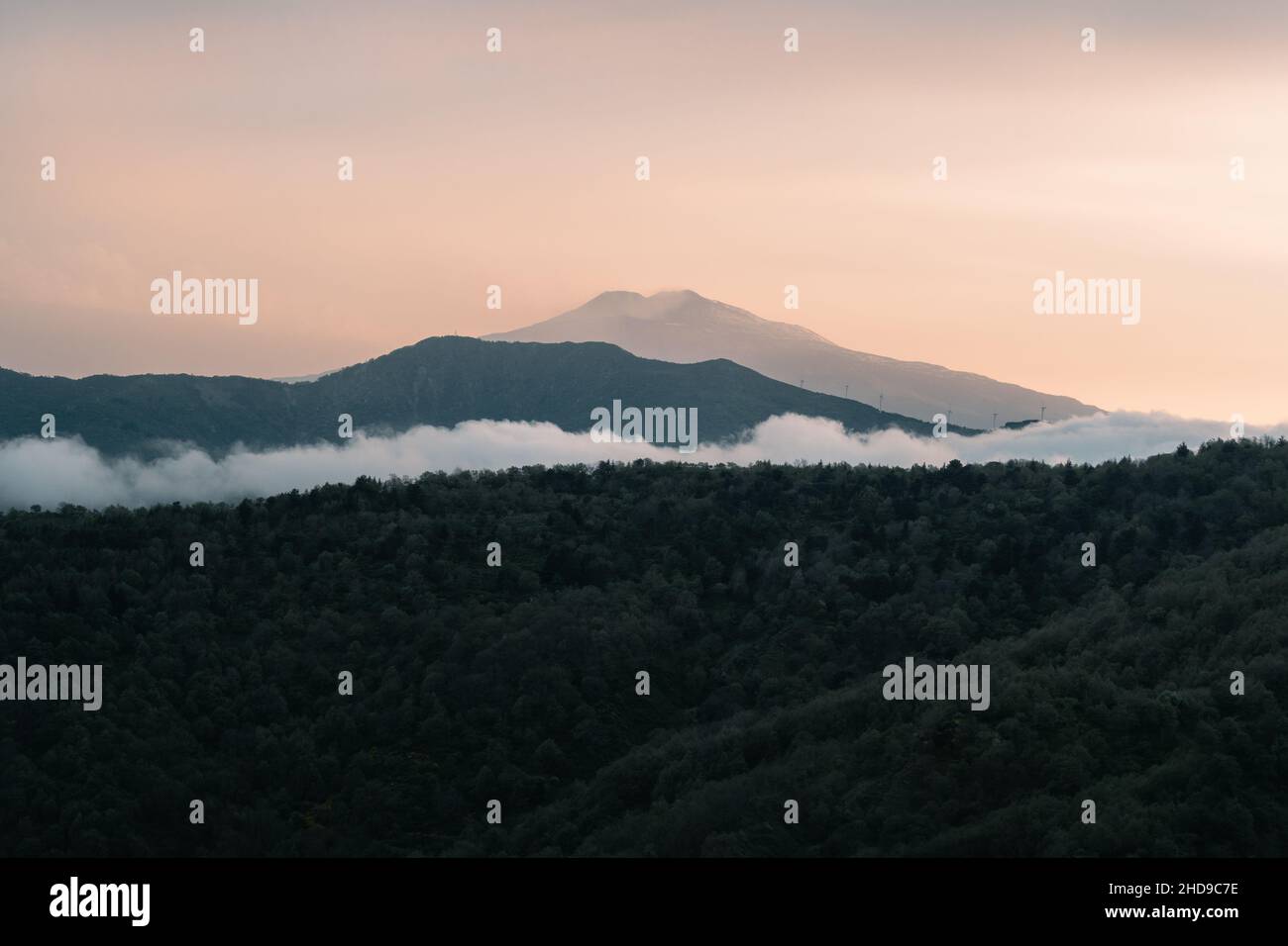 Vulcano Etna in Sicilia, Italia al tramonto o all'alba Foto Stock