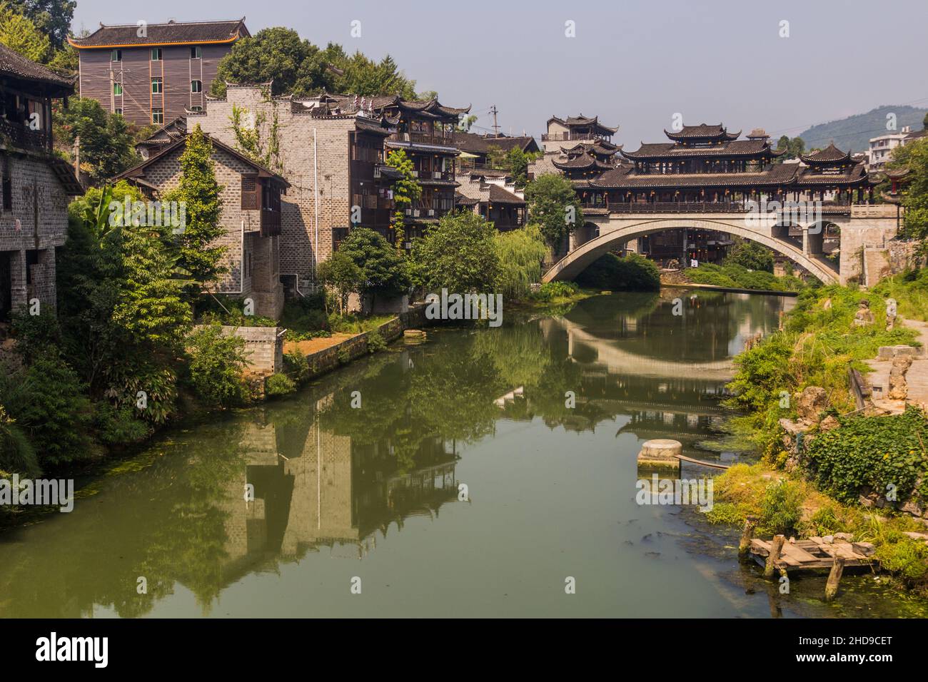 Ponte che riflette su un fiume nella città di Furong Zhen, provincia di Hunan, Cina Foto Stock