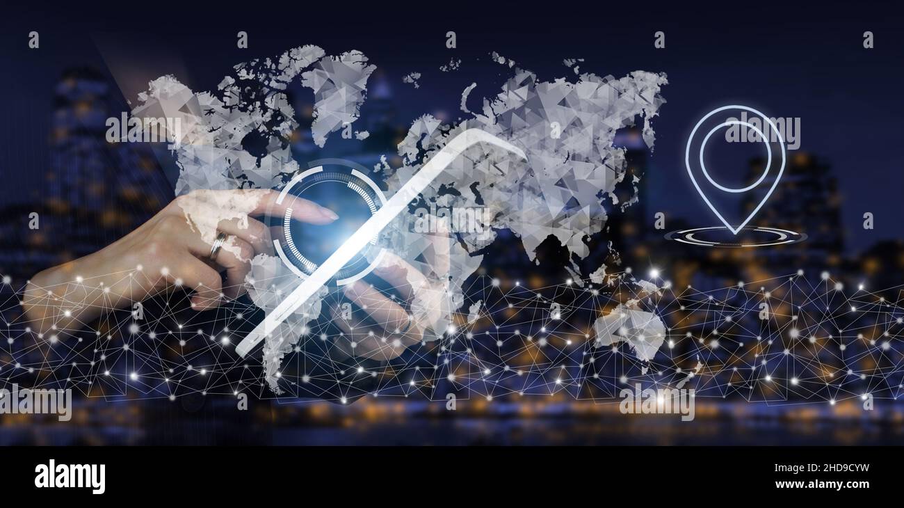 Governare il mondo, concetti di dominazione del mondo. Mano touch tablet bianco con ologramma digitale mondo, terra, mappa, posizione Marker segno sulla città scuro sfocato Foto Stock