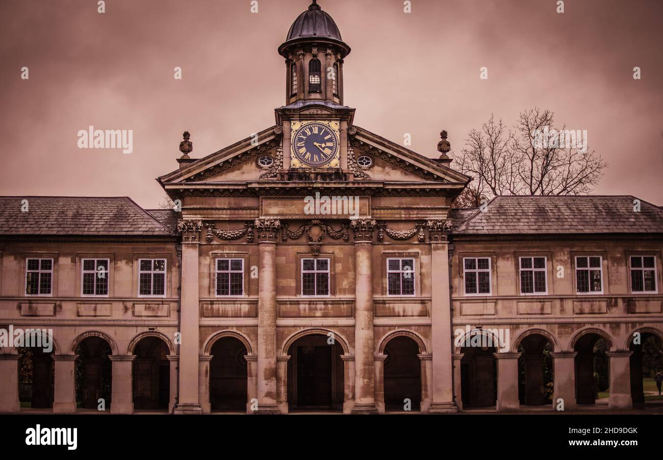 Primo piano dell'Emmanuel College di Cambridge, Regno Unito, sotto il cielo nuvoloso Foto Stock