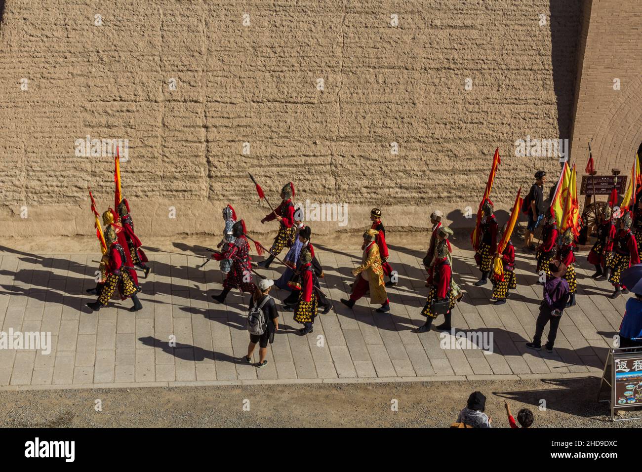 JIAYUGUAN, CINA - 22 AGOSTO 2018: Persone in abiti guerrieri storici al Forte Jiayuguan, provincia di Gansu, Cina Foto Stock