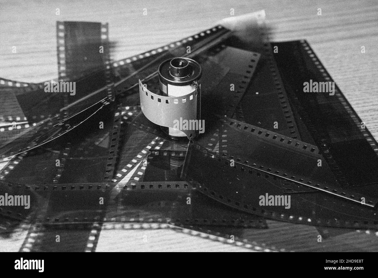 35mm negativi su pellicola su superficie di legno Foto Stock