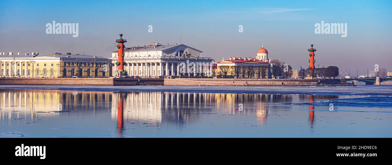 San Pietroburgo, Russia – 17 marzo 2015: Vista del fiume Neva, la freccia dell'isola di Vasilyevsky, le colonne rostali e la borsa bu Foto Stock