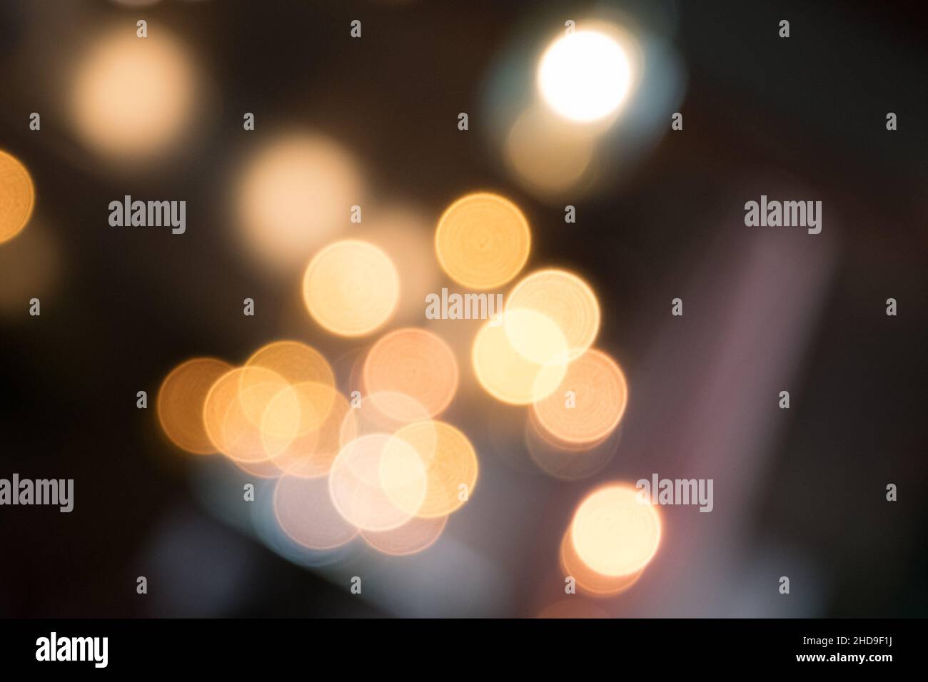 Visualizzazione di luci sfocate gialle sullo sfondo Foto Stock