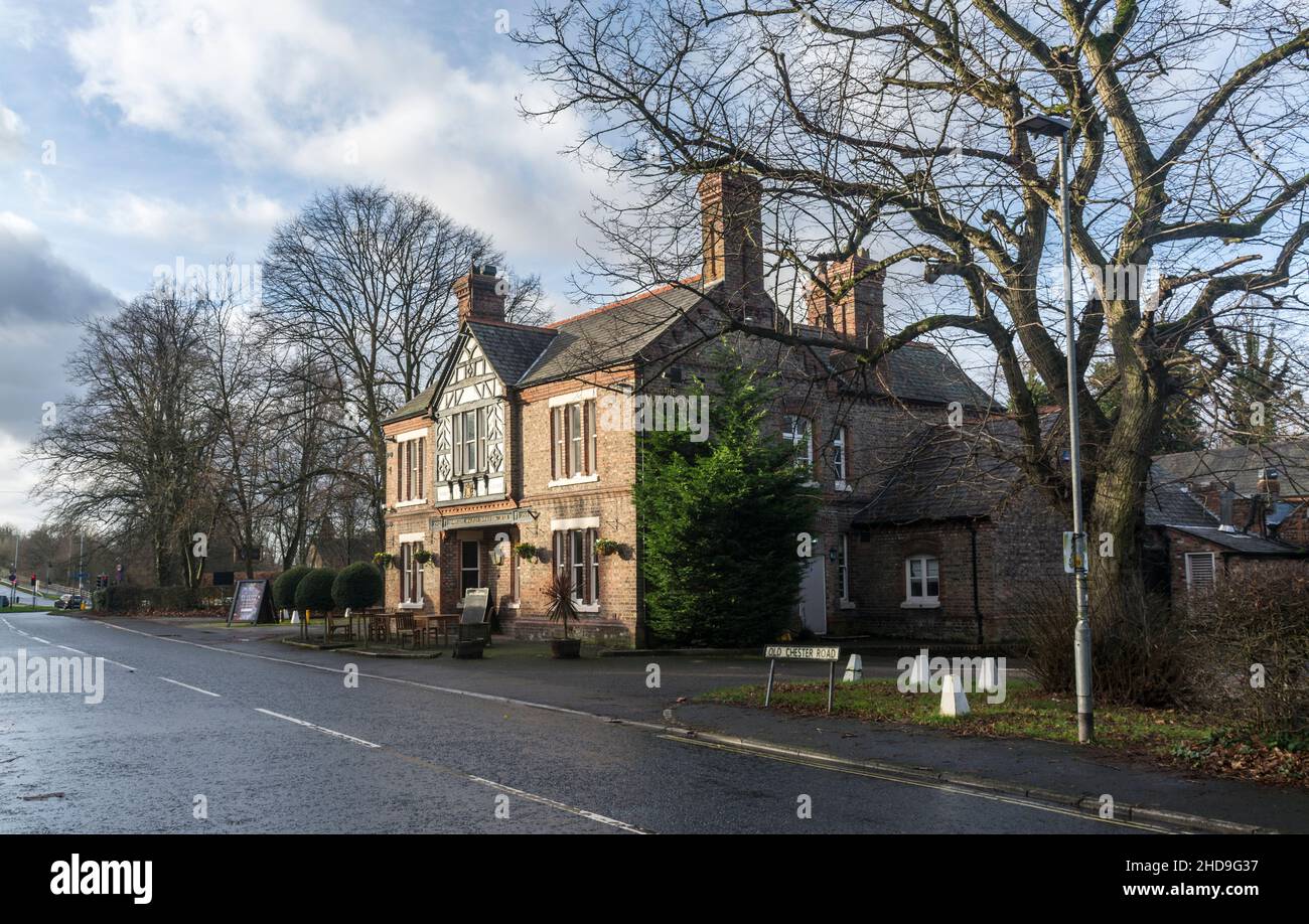 Una vista del Walton Arms pub, Higher Walton, Warrington, Regno Unito. Preso il 31st dicembre 2021. Foto Stock