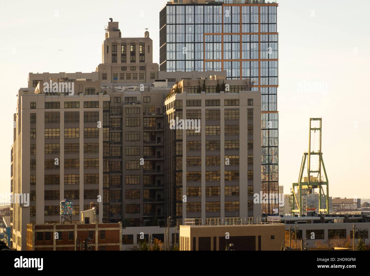 Tom Fruin torre d'acqua in vetro colorato sulla cima di un edificio a Brooklyn Heights Foto Stock
