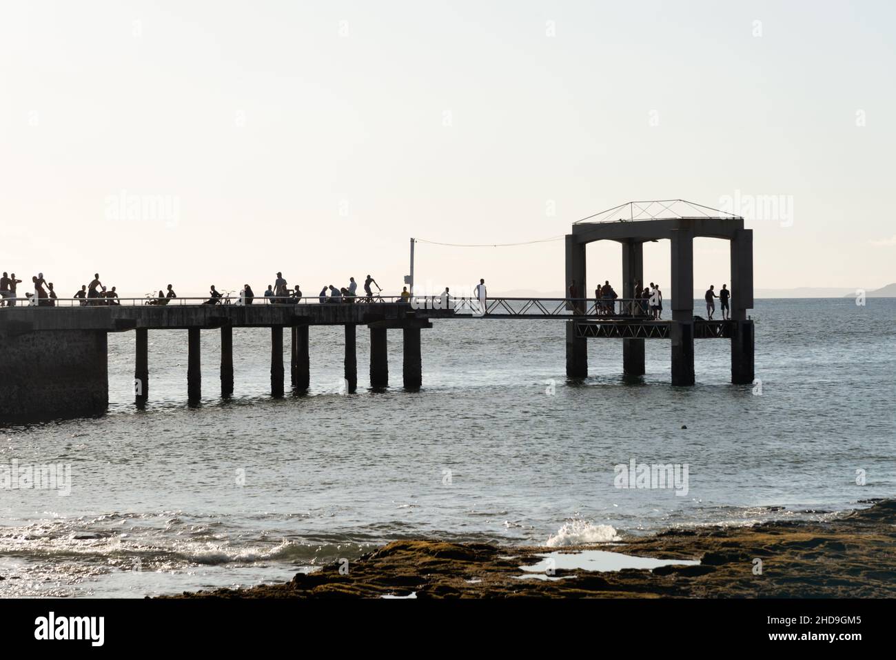 Ponta do Humaita molo nella città di Salvador, Bahia, Brasile. Persone che pescano e guardano al mare. Foto Stock