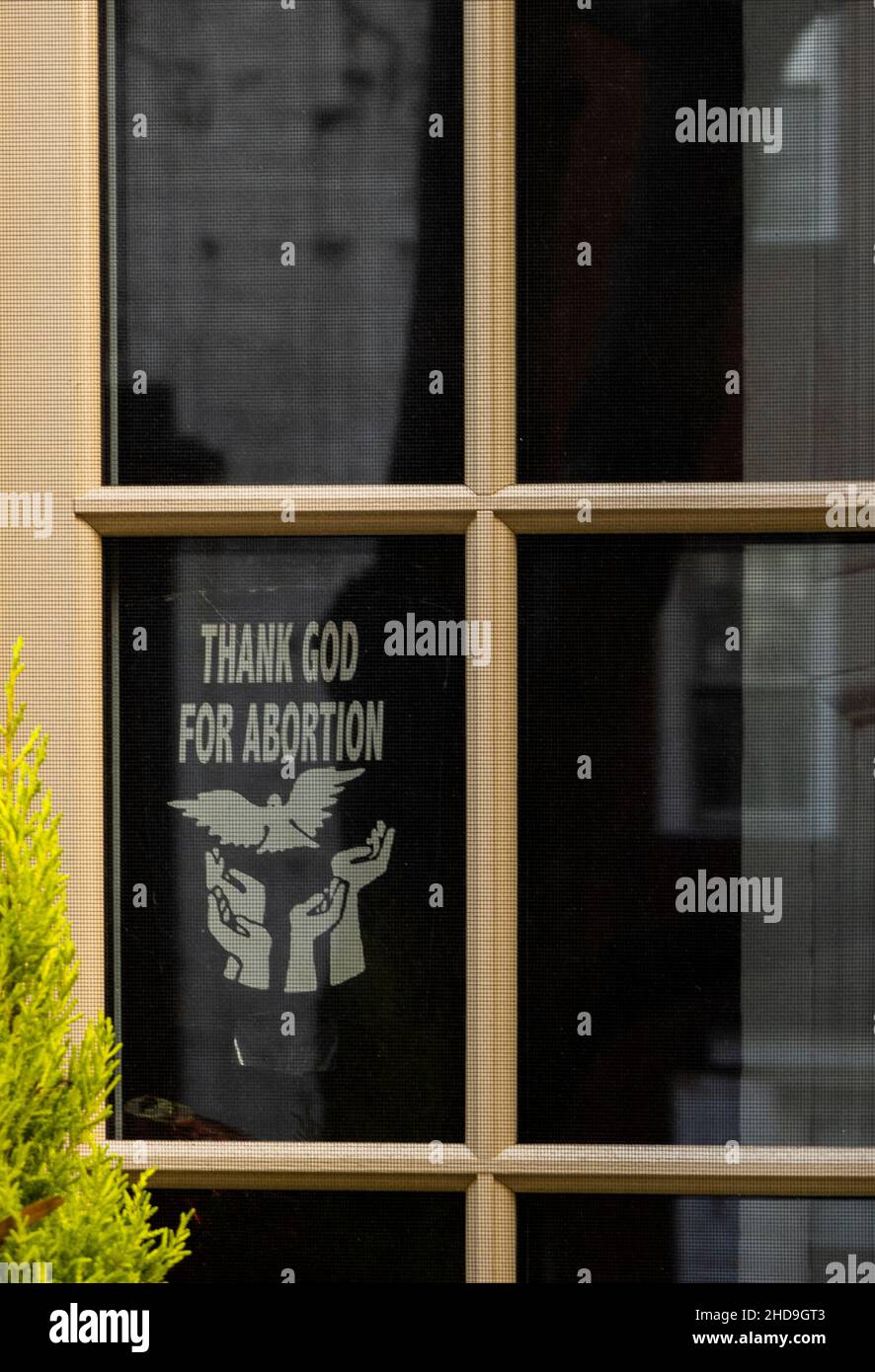 Grazie a dio per l'aborto segno in finestra Brooklyn NYC Foto Stock