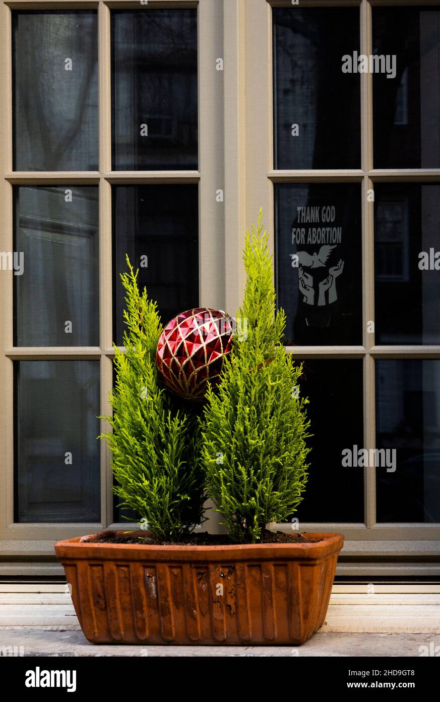 Grazie a dio per l'aborto segno in finestra Brooklyn NYC Foto Stock