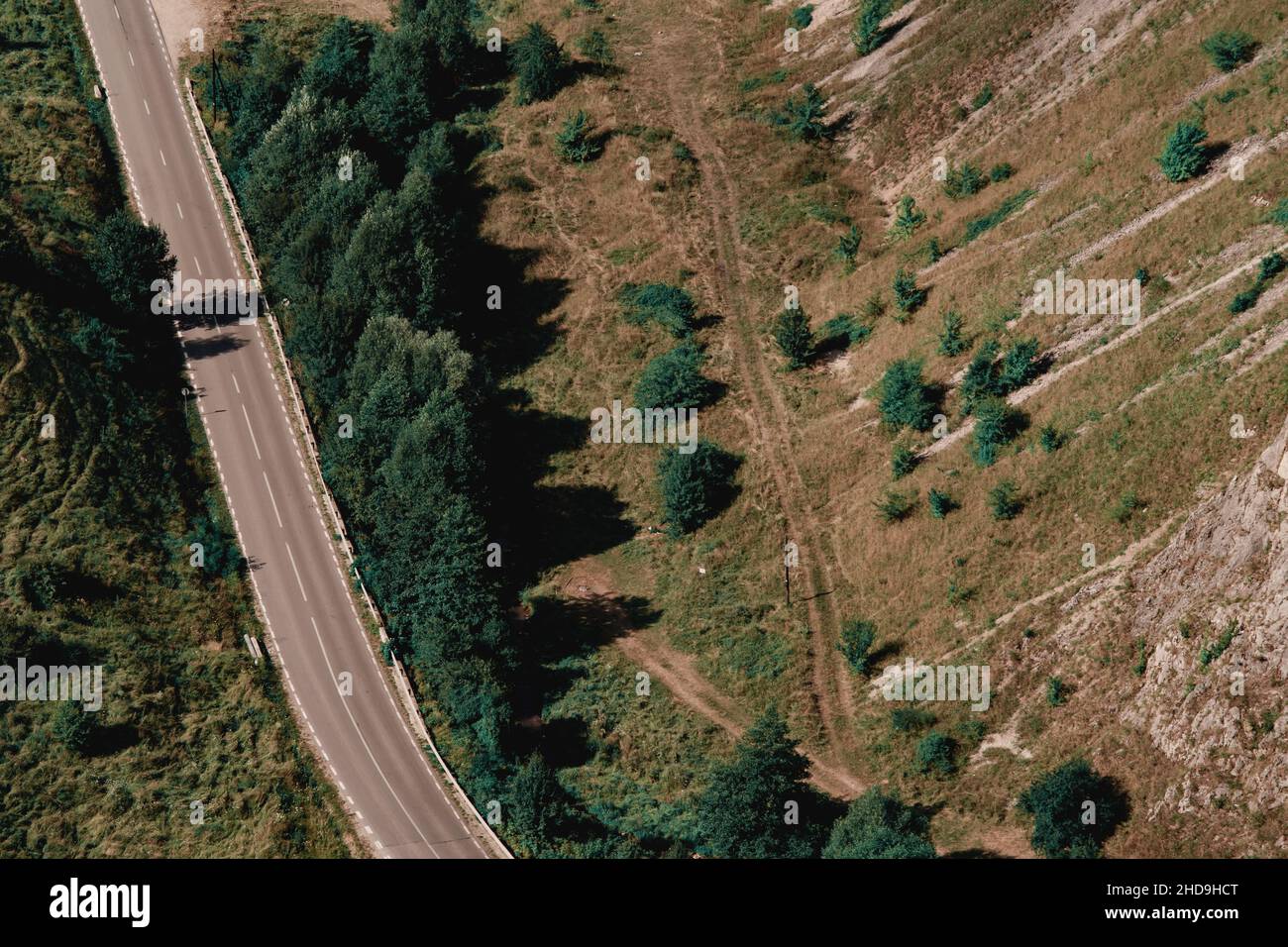 Vista panoramica aerea di un paesaggio estivo e strada liscia nella zona di Cheile Valisoarei, Romania Foto Stock