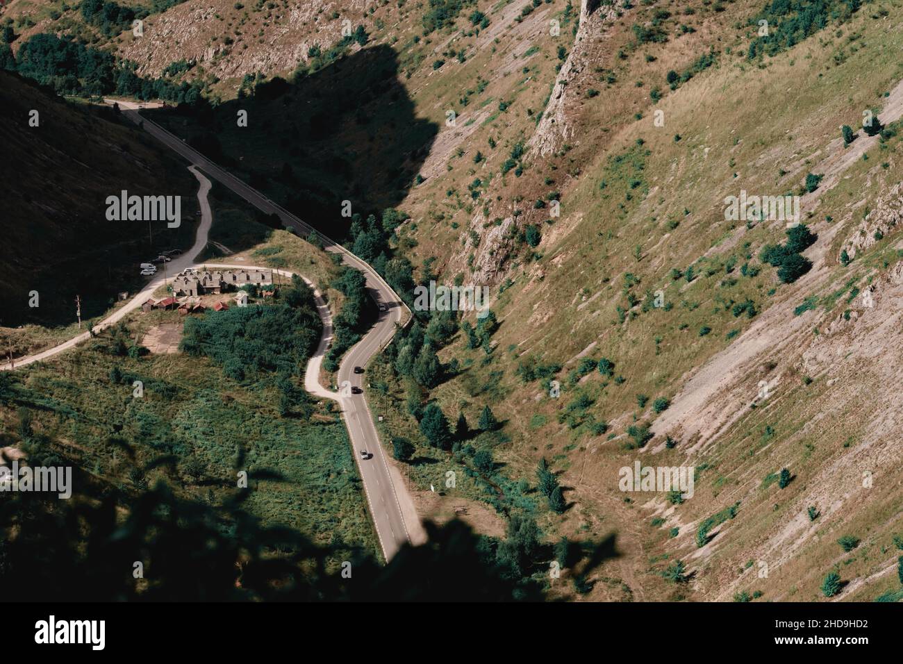 Veduta aerea di una strada che attraversa la zona montana di Cheile Valisoarei in Romania Foto Stock