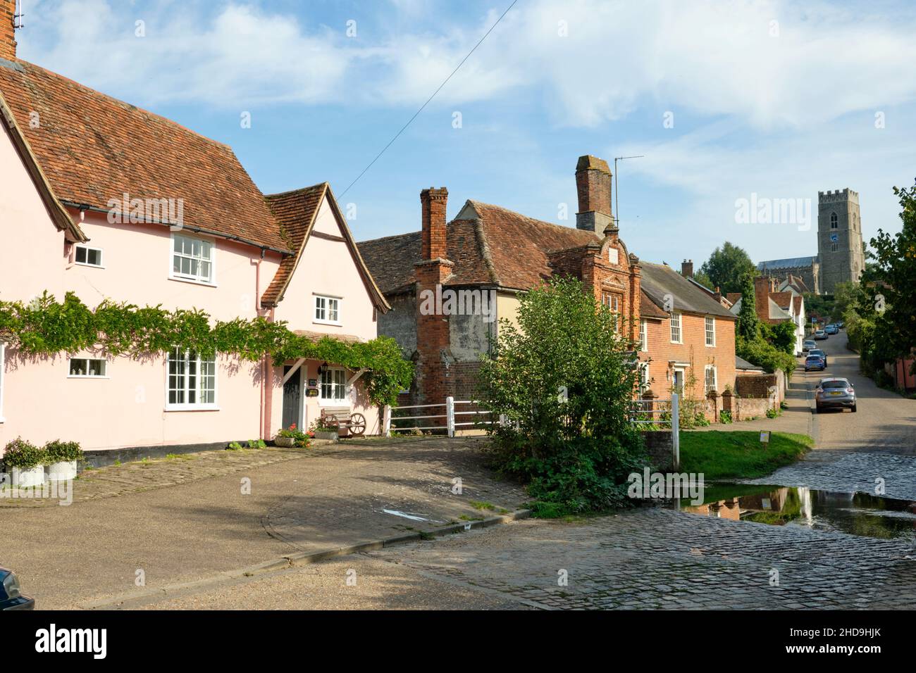 Kersey, Suffolk, Inghilterra, Gran Bretagna, Sep 15th 2020. Vista della strada principale di Kersey verso il ford e la chiesa Foto Stock