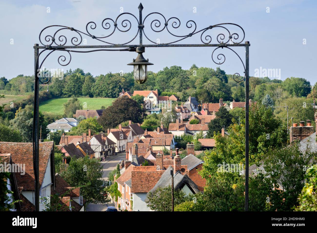 Kersey, Suffolk, Inghilterra, Gran Bretagna, Sep 15th 2020. Vista della strada principale di Kersey verso il ford e la chiesa Foto Stock