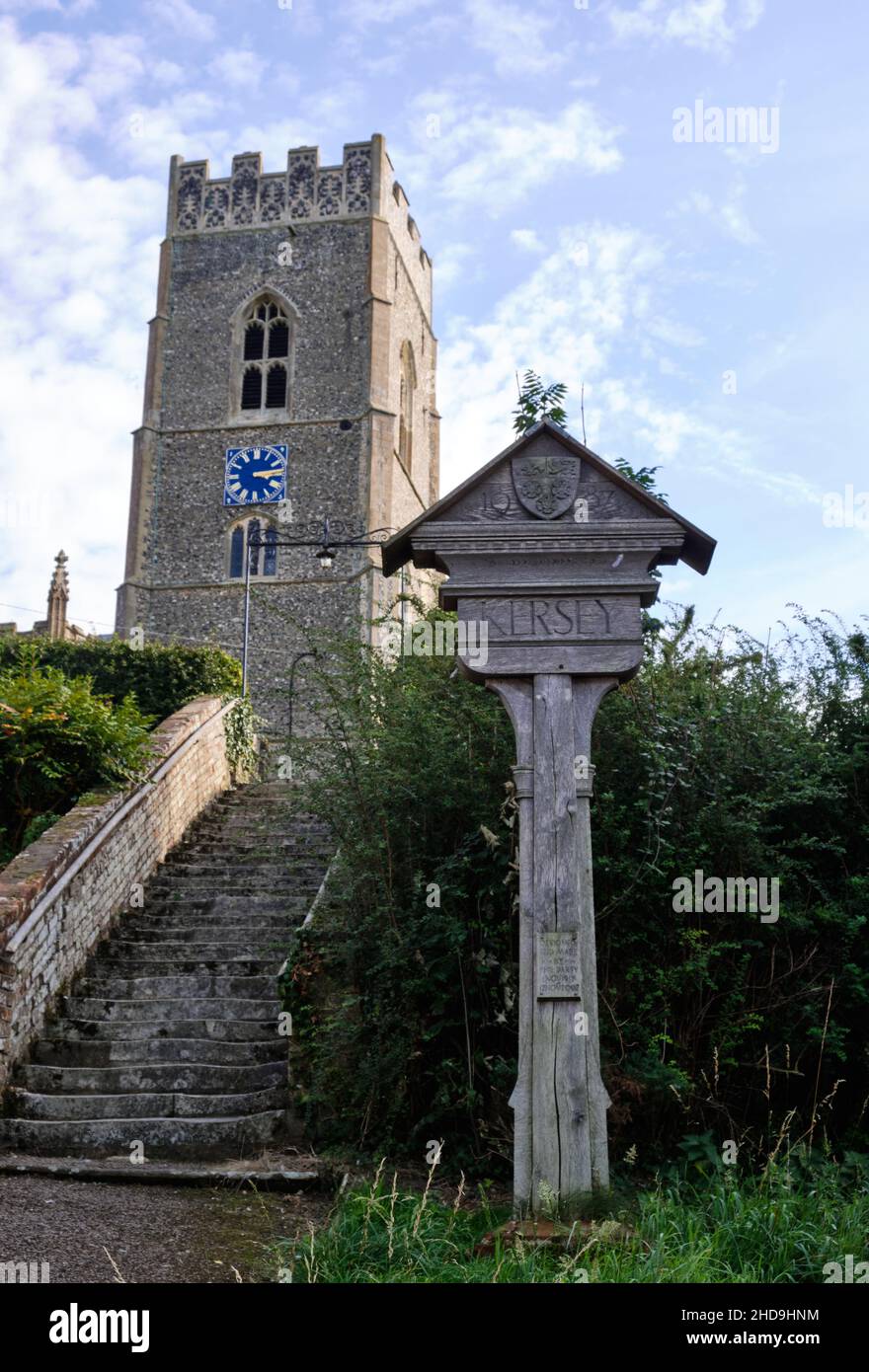 Kersey, Suffolk, Inghilterra, Gran Bretagna, Sep 15th 2020. Vista della chiesa di St Mary Kersey e cartello del villaggio Foto Stock