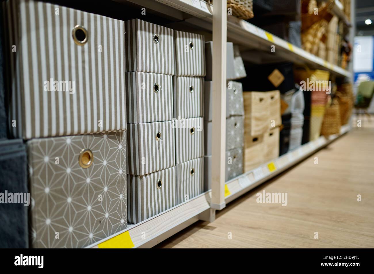 Gamma di assortimento di contenitori per armadi Foto Stock