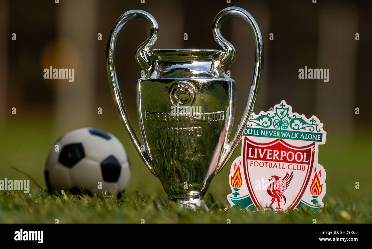 27 agosto 2021, Liverpool, Regno Unito. Liverpool F.C. Emblema del Football Club e la UEFA Champions League Cup sul prato verde dello stadio. Foto Stock