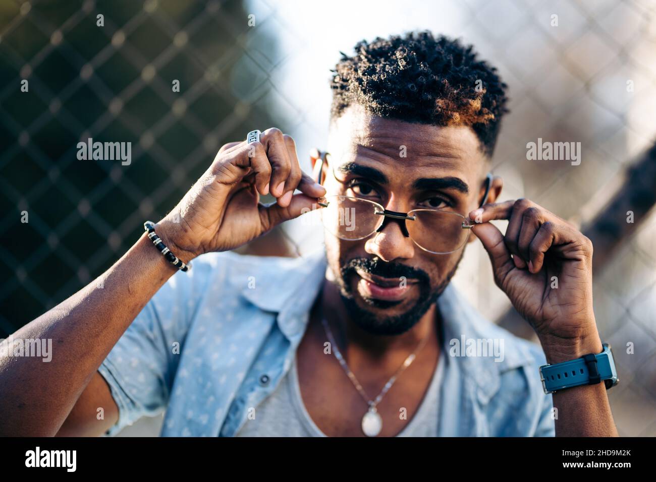 Ritratto di un uomo afroamericano che guarda la macchina fotografica sopra i suoi occhiali Foto Stock