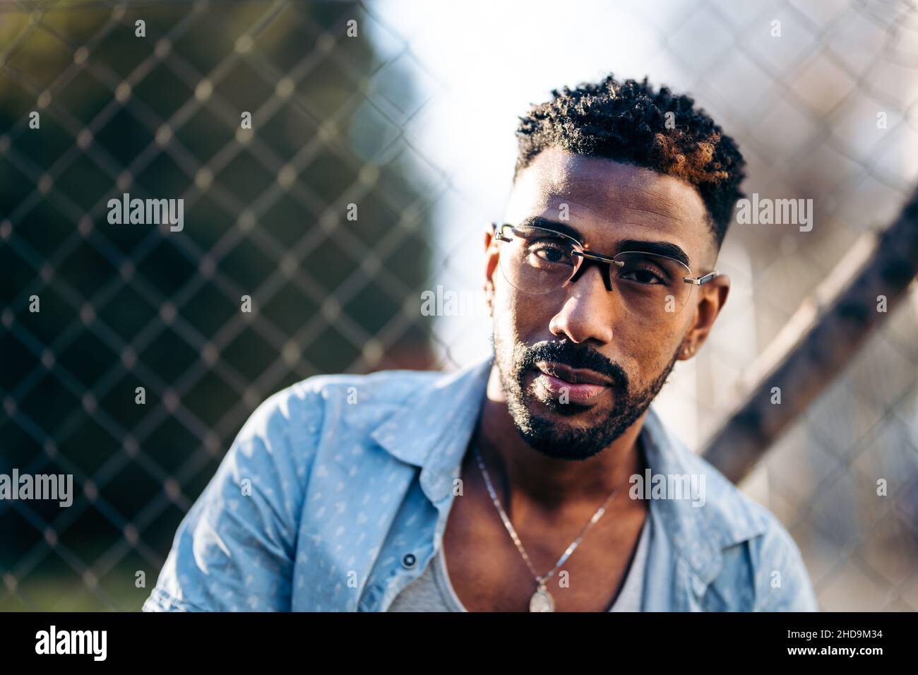 Ritratto di un uomo afroamericano con occhiali che guardano la macchina fotografica Foto Stock