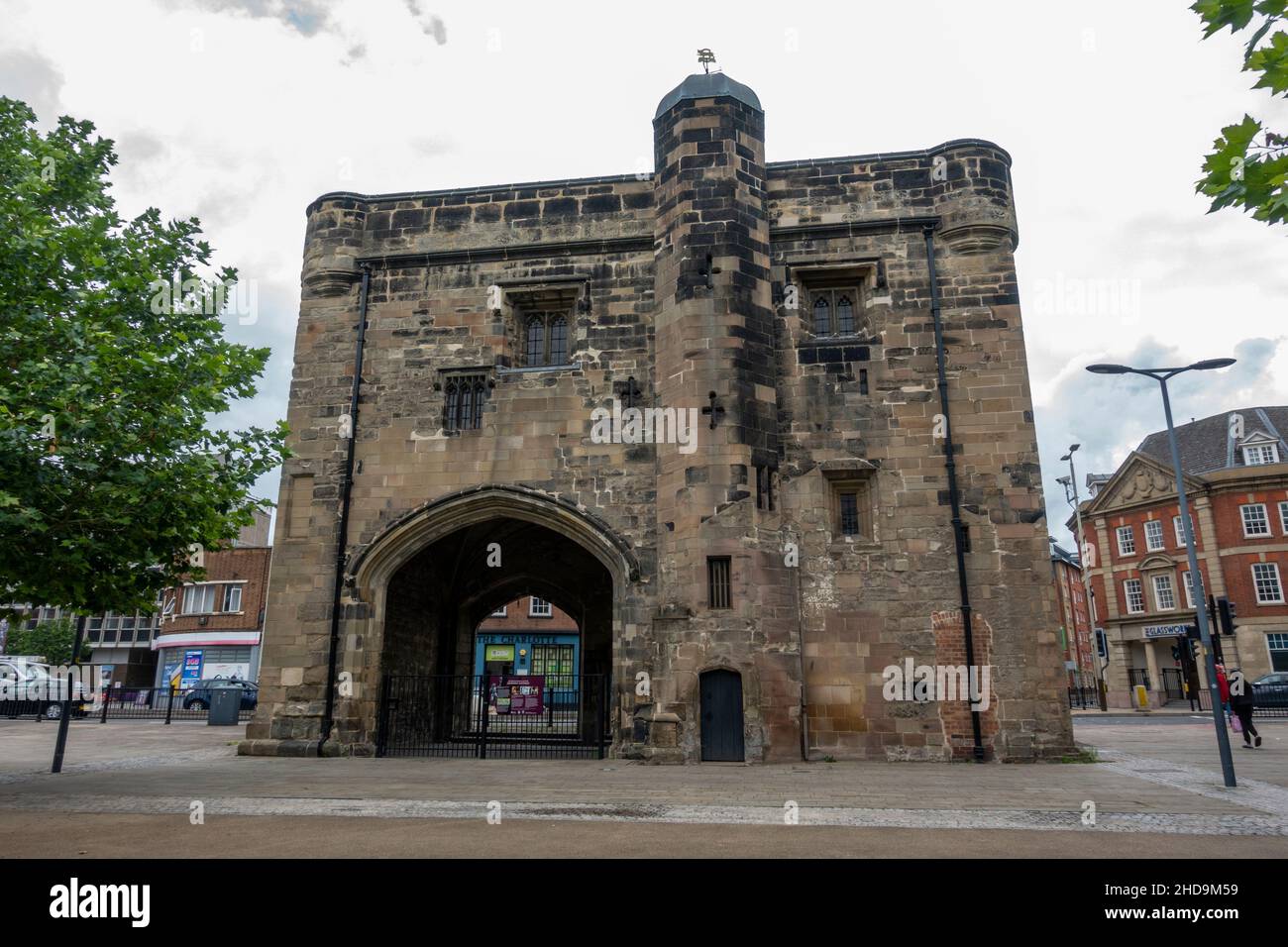 The Magazine Gateway (noto anche come The Magazine e chiamato Newarke Gateway) è un edificio classificato di grado i, Leicester, Leicestershire, Regno Unito. Foto Stock