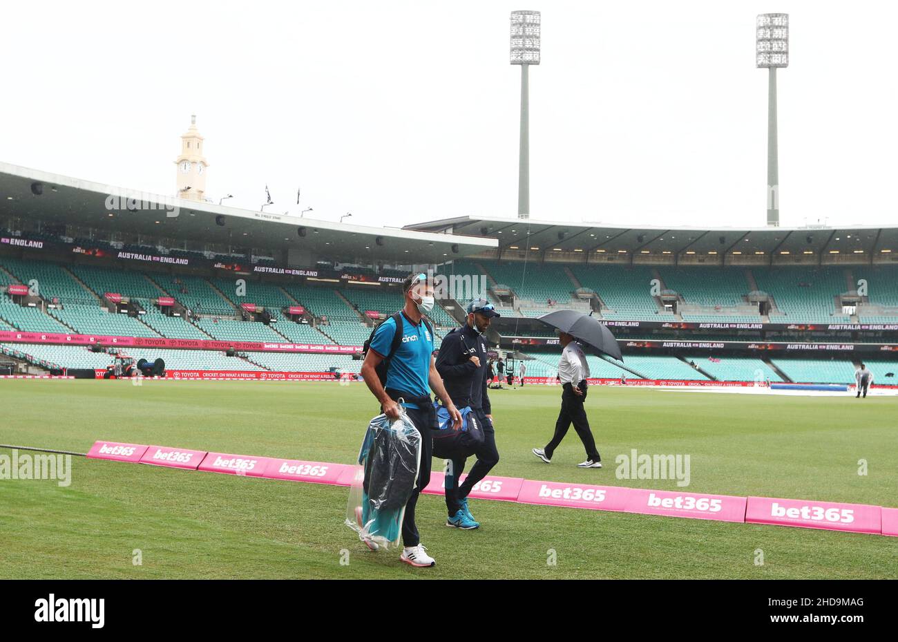 James Anderson in Inghilterra arriva durante il primo giorno del quarto test Ashes al Sydney Cricket Ground, Sydney. Data foto: Mercoledì 5 gennaio 2022. Foto Stock