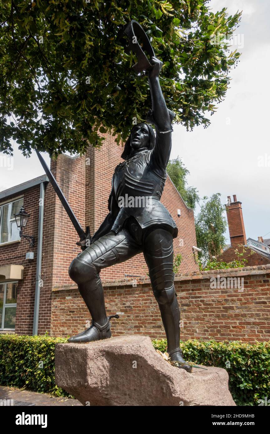 Statua del re Riccardo III di James Butler in Cathedral Gardens, vicino al Richard III Visitor Center, Leicester, Leicestershire, Regno Unito. Foto Stock