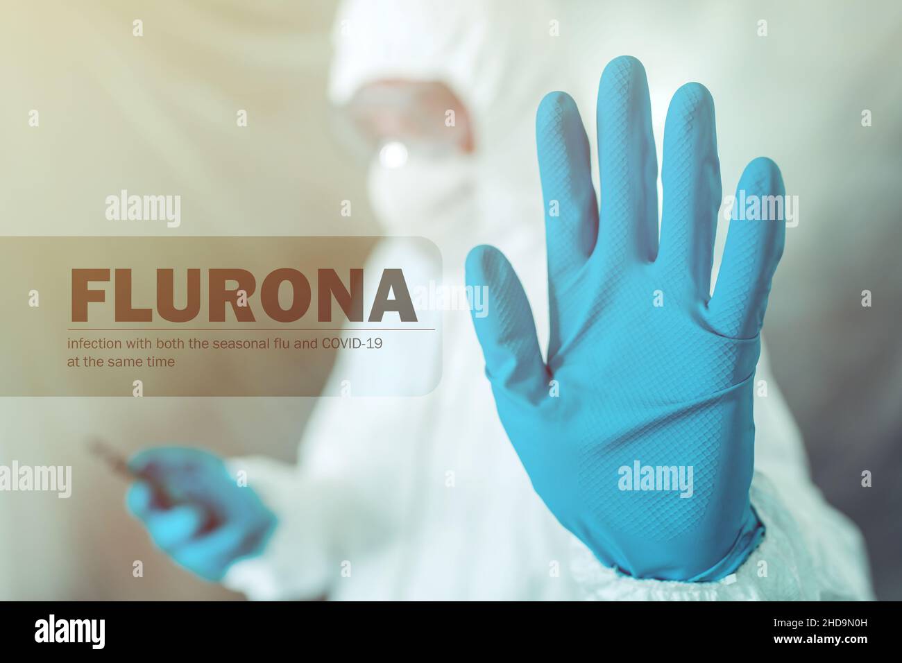 Flurona, infezione sia con influenza stagionale che con coronavirus Covid 19, immagine concettuale con epidemiologo gesturing stop mano segno, fuoco selettivo Foto Stock