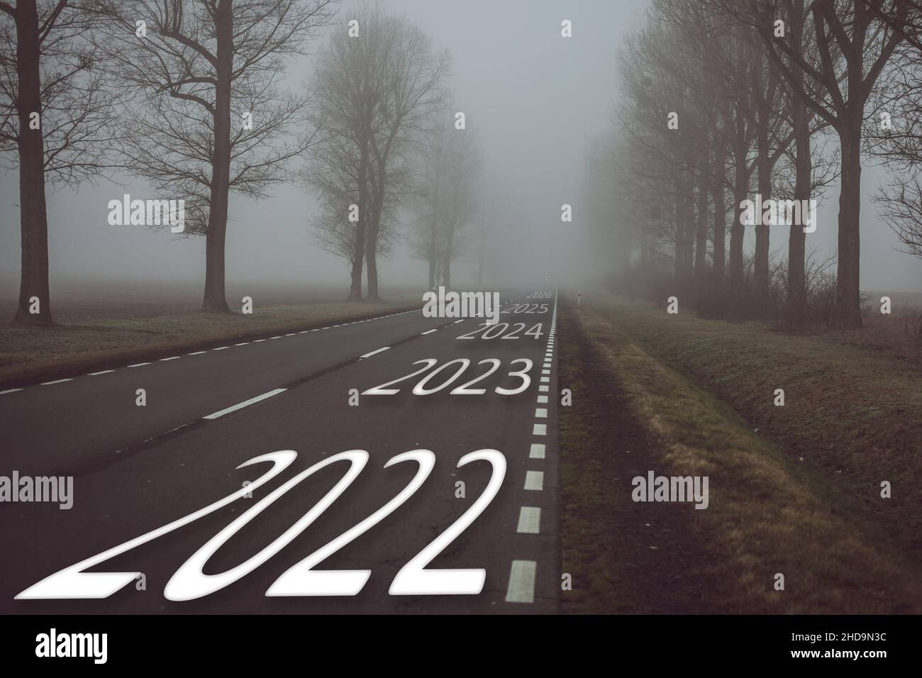 Anno nuovo 2022 e prossimi quattro anni, iscrizione sulla strada. Foto Stock
