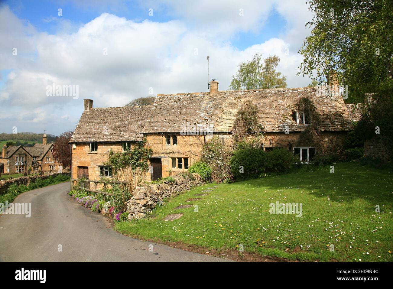 Vista sul villaggio di Snowshill e bellissimi cottage in pietra di Cotswold Foto Stock