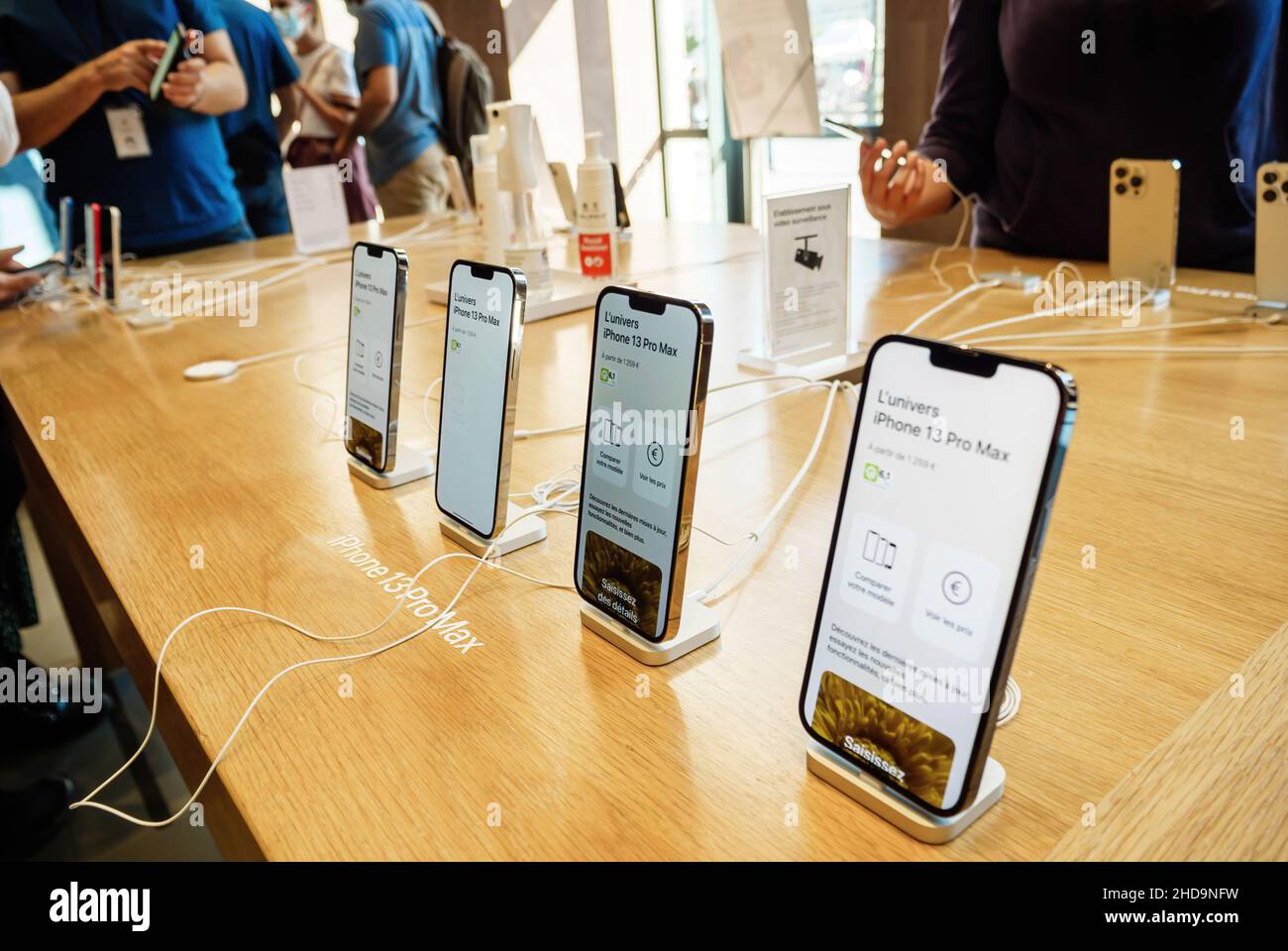 Vista laterale sui nuovi 4 colori Apple computer iPhone 13 Pro Max Foto Stock