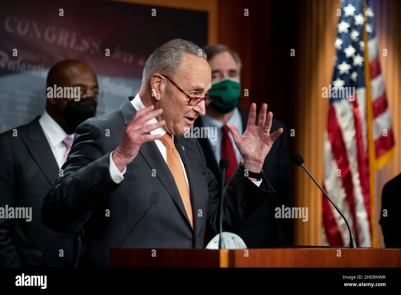 Chuck Schumer (democratico di New York), leader della maggioranza del Senato degli Stati Uniti, offre osservazioni a seguito della conferenza stampa sulla politica dei democratici al Campidoglio degli Stati Uniti a Washington, DC, martedì 4 gennaio 2022. Credito: Rod Lammey/CNP Foto Stock