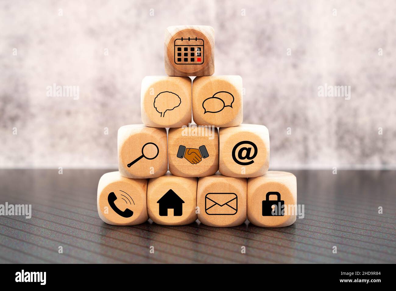 Obiettivo aziendale 2022. Raccogliere a mano cubi di legno con icona strategia di business, piano d'azione, obiettivo, aumentare la vendita, processo, piano di gioco, spazio di copia, sfondo blu Foto Stock